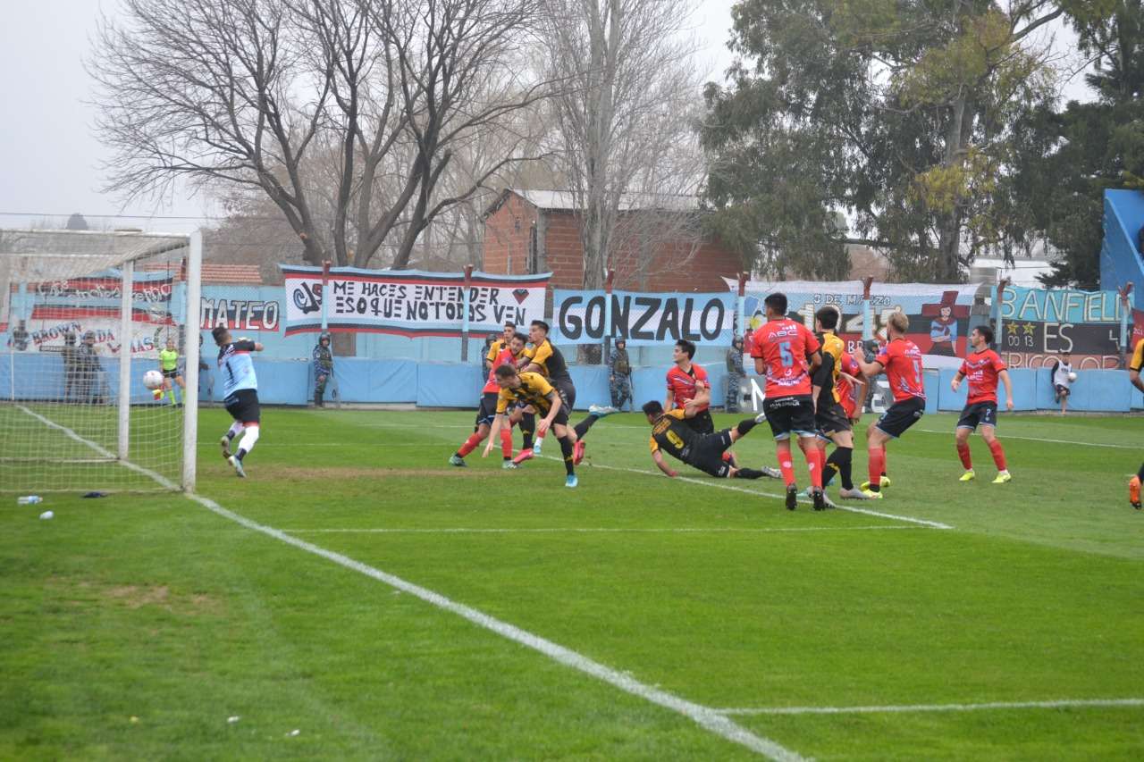 FOTOS PRENSA SANTAMARINA Gagliardi (9) ya cayó tras impulsar la pelota a la red. Fue el único gol en la victoria de Santamarina.