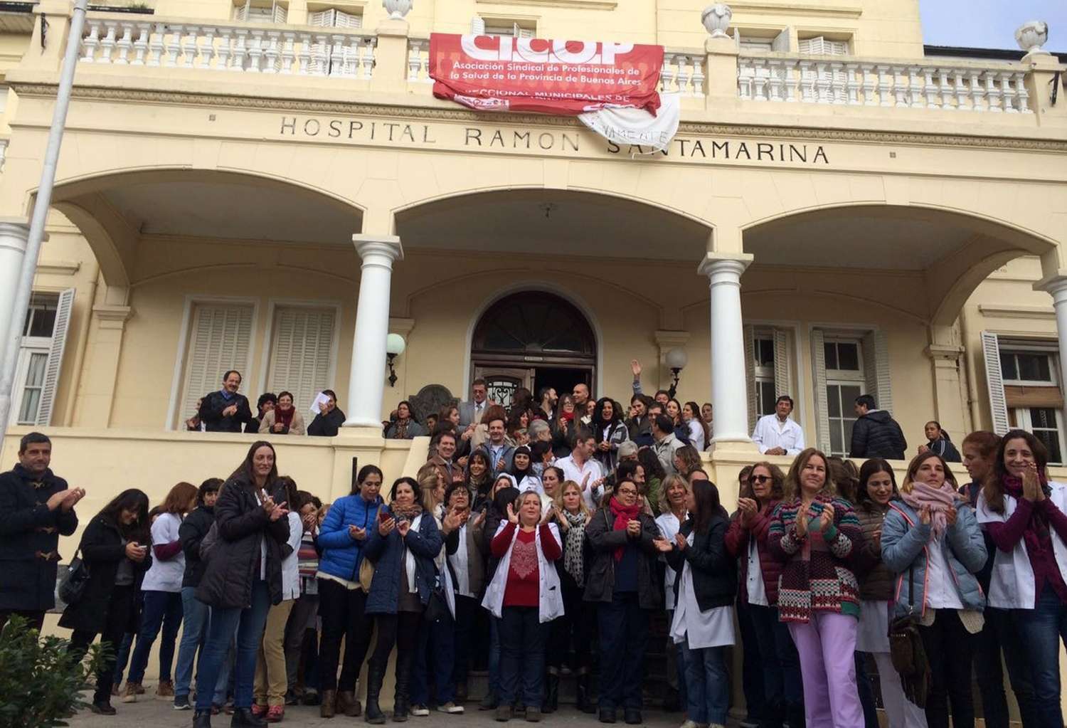 Integrantes de la CICOP seccional Tandil en el ingreso al Hospital Ramón Santamarina.