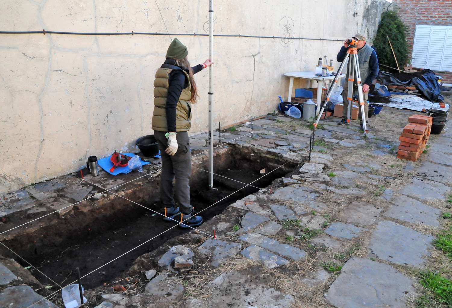 En una nueva excavación, encuentran vestigios del Fuerte Independencia en una casa de 14 de Julio al 200