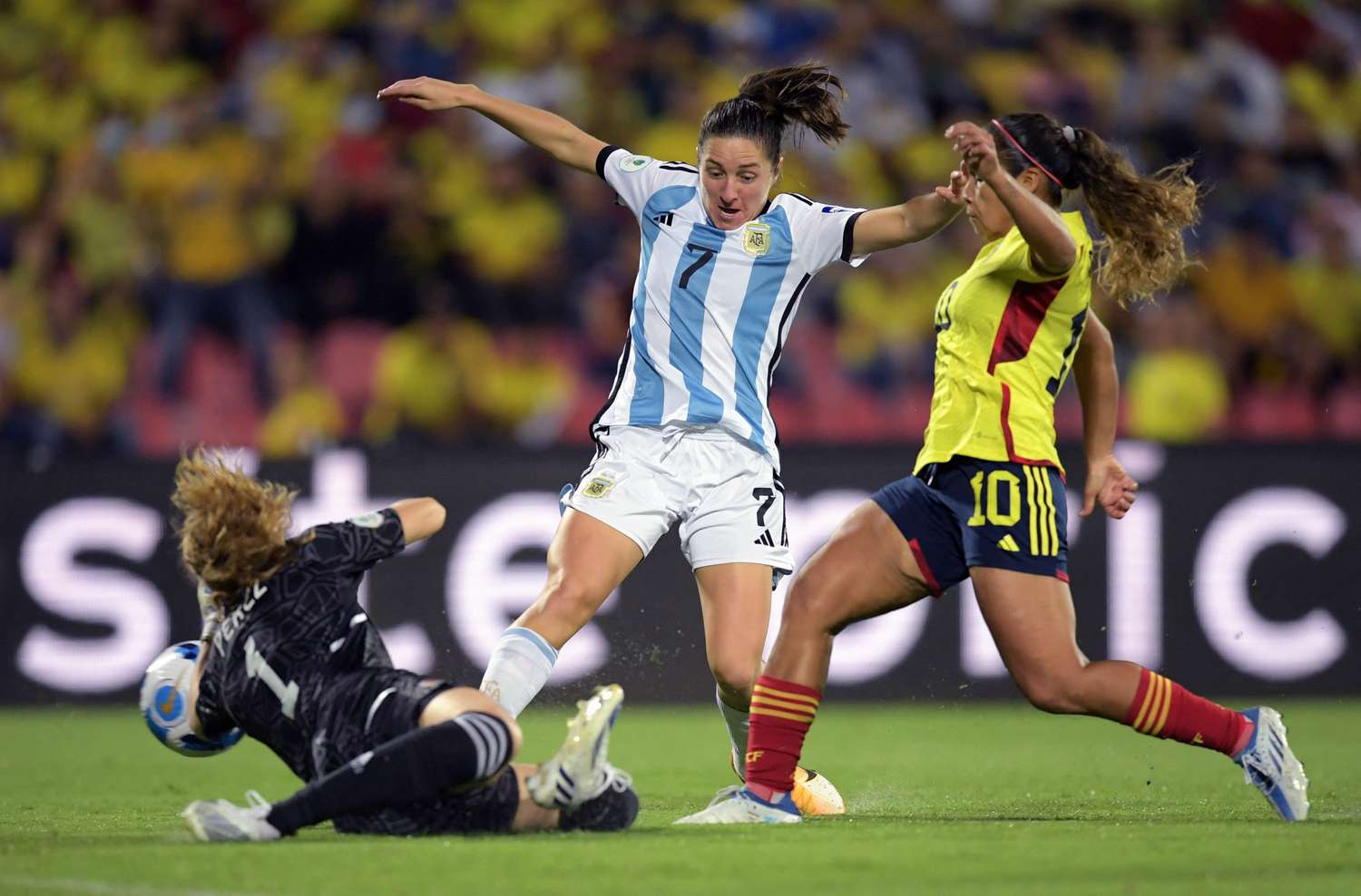 La tandilense Romina Núñez no llega a conectar la pelota ante la salida de la colombiana Pérez.