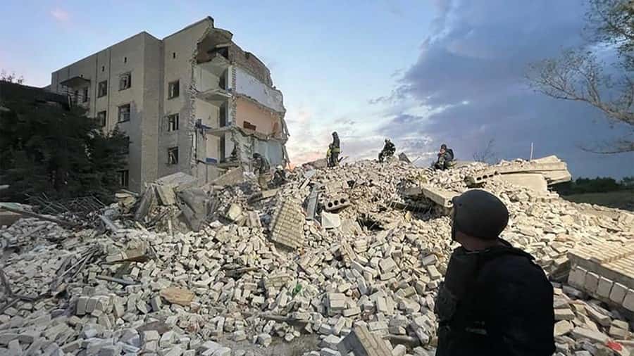Al menos 30 personas están bajo los escombros del edificio de cuatro plantas, que fue alcanzado por un misil Hurricane ruso.