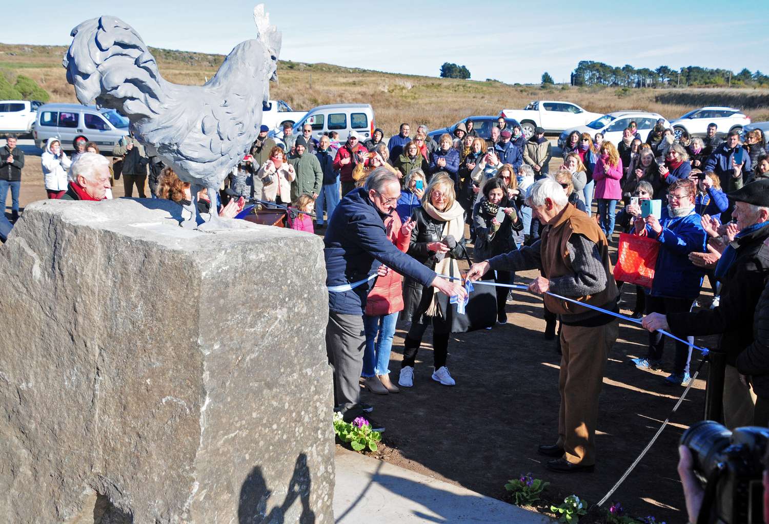 Con un emotivo homenaje a las 70 familias del paraje, se inauguró el monumento al Gallo
