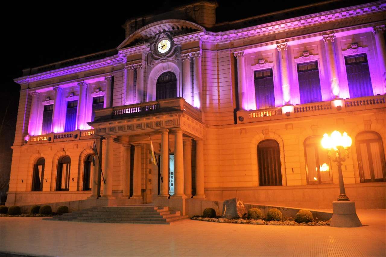 El Palacio Municipal se ilumina de color magenta por el Día Mundial contra la Trata de Personas