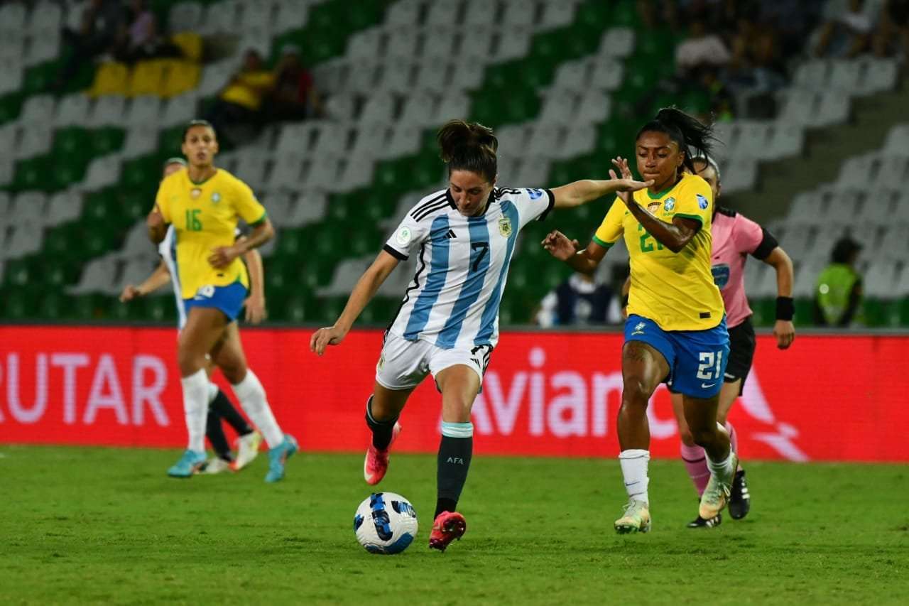 La tandilense Núñez aporta despliegue y buen manejo en la selección nacional.