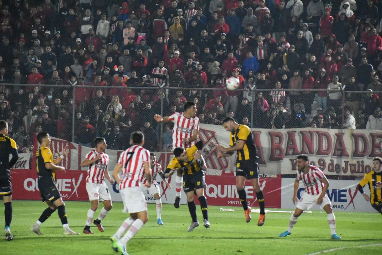 FOTO PRENSA SAN MARTÍN Miritello, ganando arriba para el segundo gol.