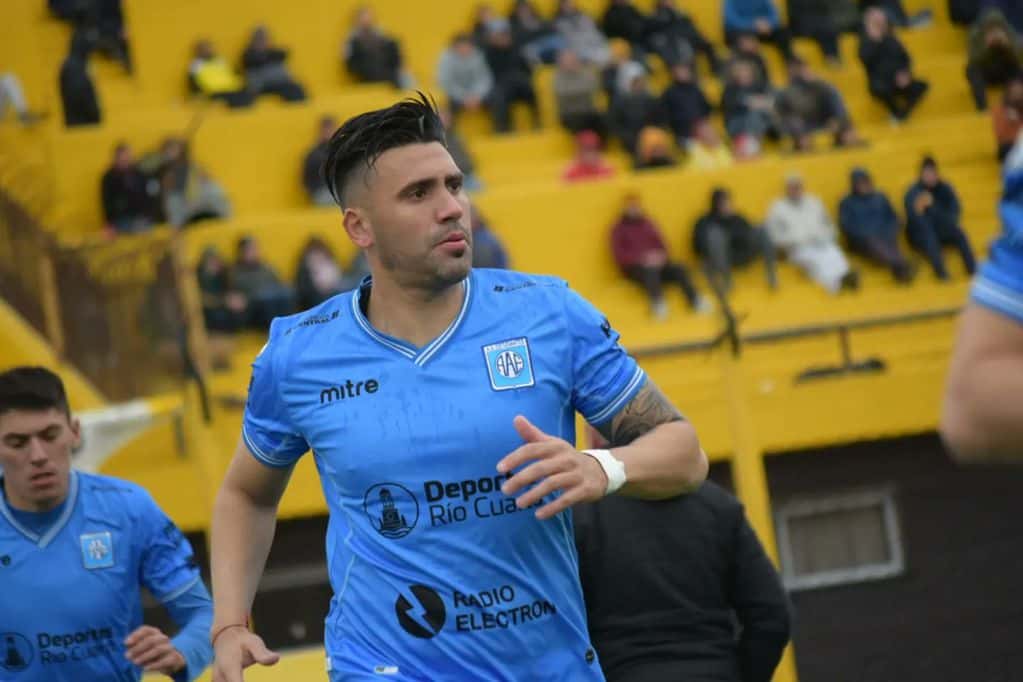 Silba, goleador del torneo con 13, anotó de penal para Estudiantes de Río Cuarto.