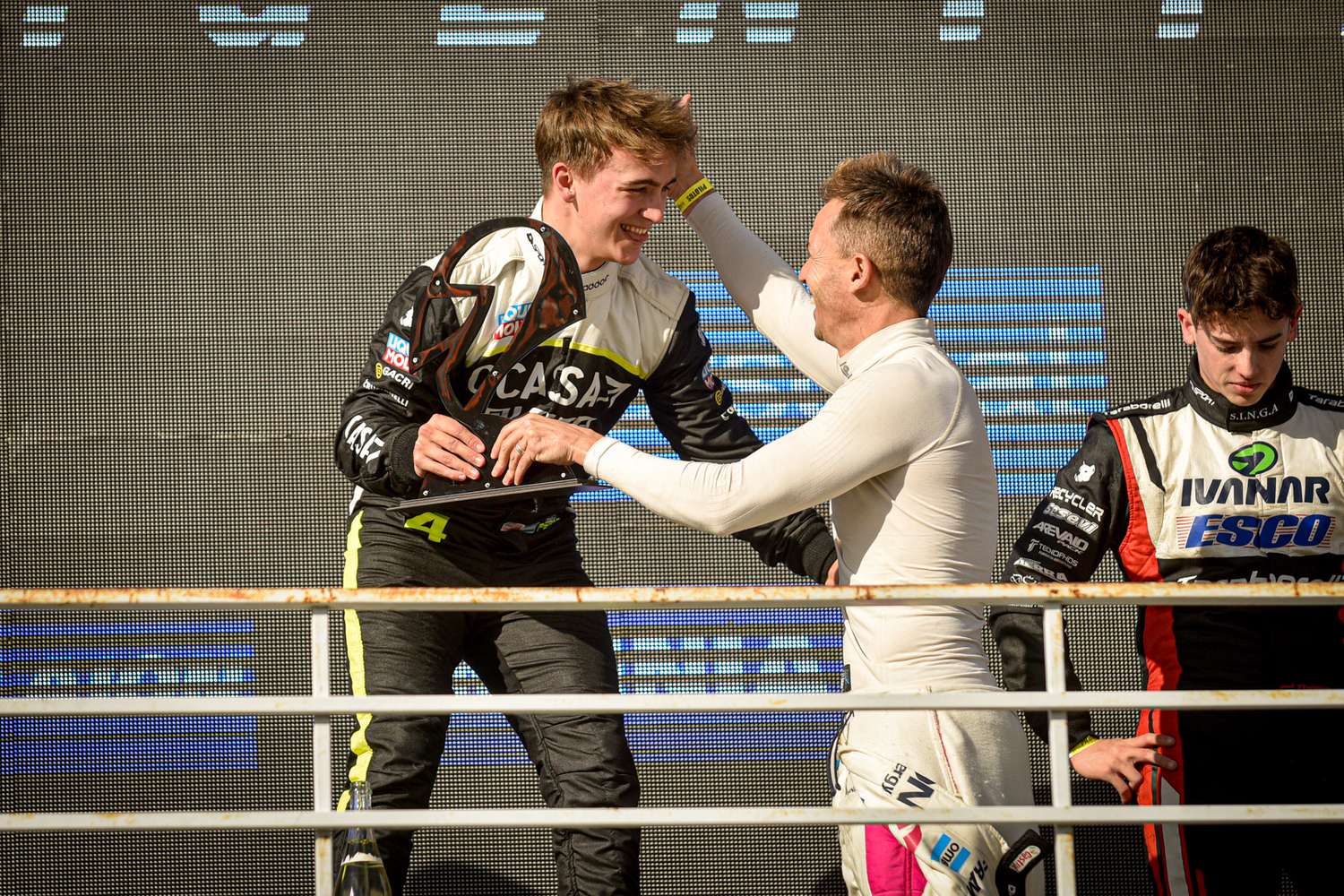 Tiago Pernía, saludado por su papá Leonel en el podio del Cabalén. (Foto web Fórmula Nacional).