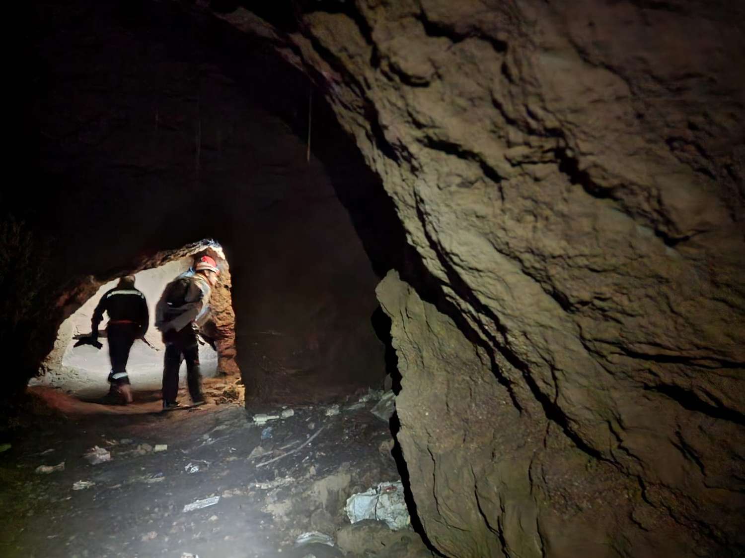 Así son los increíbles túneles de las minas de arena en el macizo Carrasco