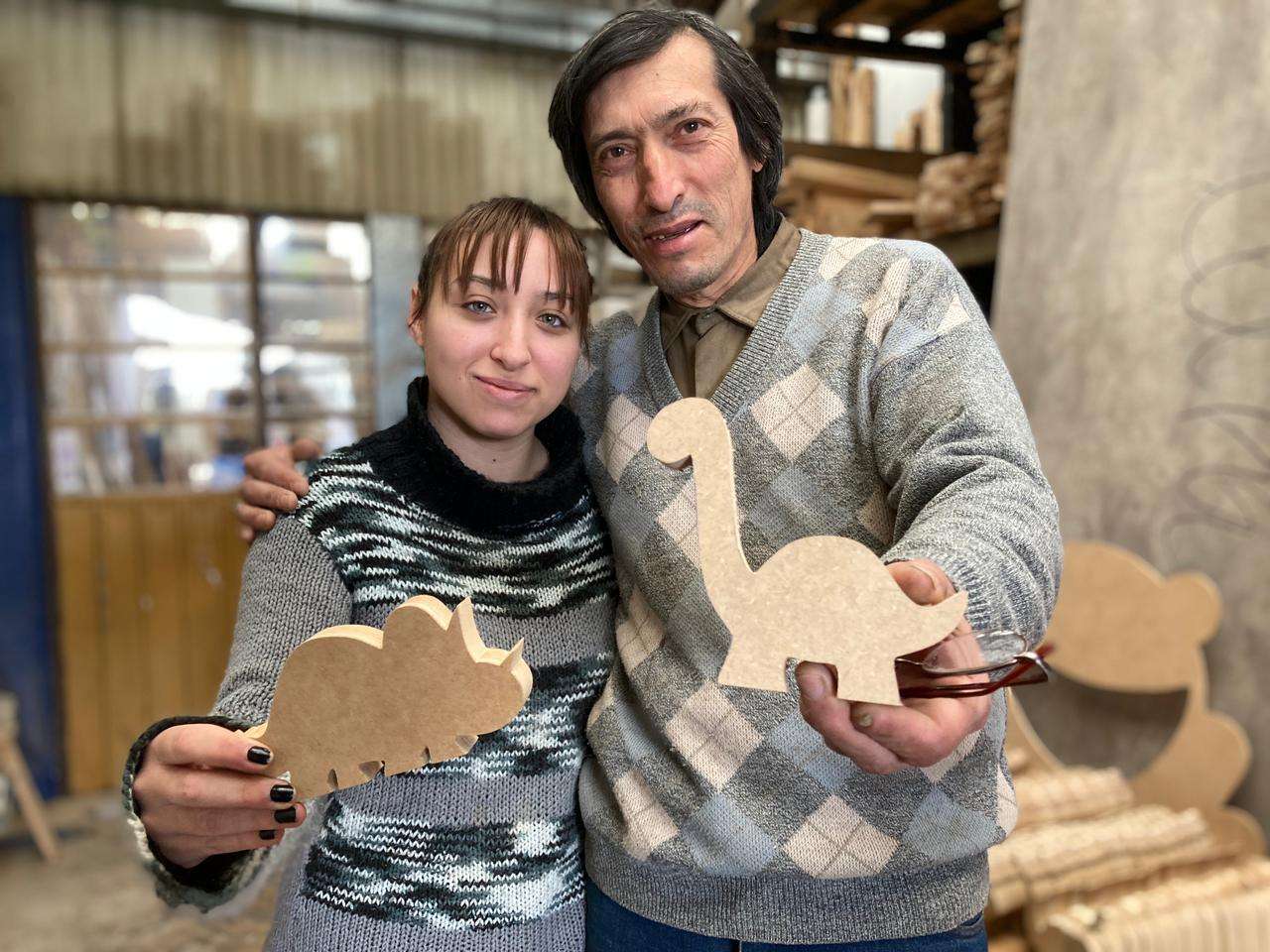 Como cada año, el carpintero solidario Miguel hace juguetes para donar a los niños en su día
