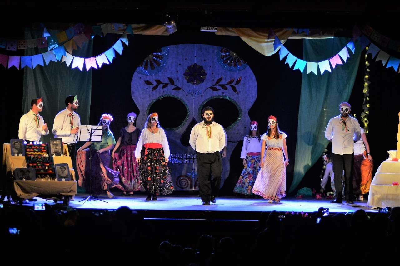 Dejando huella, el colegio Santo Domingo en la Sierra realizó la primera función "distendida" de teatro en Tandil