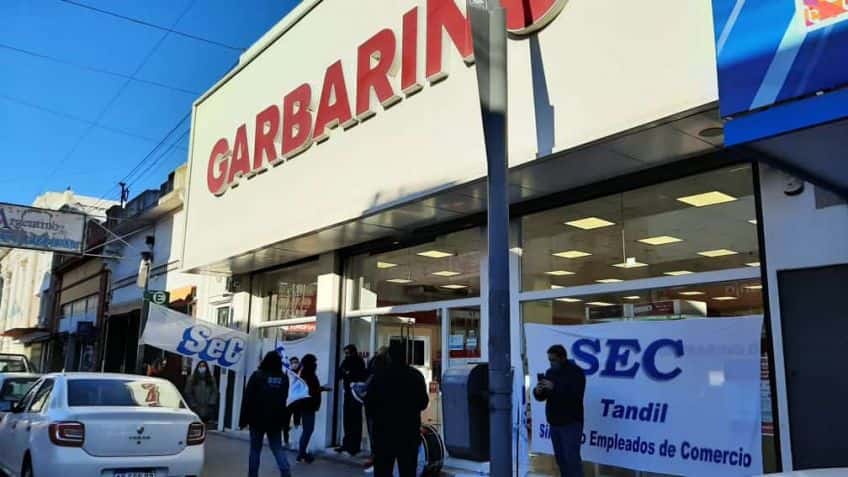 A un año del cierre, Garbarino dejó un tendal de deudas con sus empleados, el Municipio y la Usina