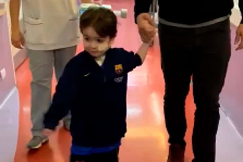 Con novedades alentadoras, el pequeño Isi camina por los pasillos del hospital italiano.
