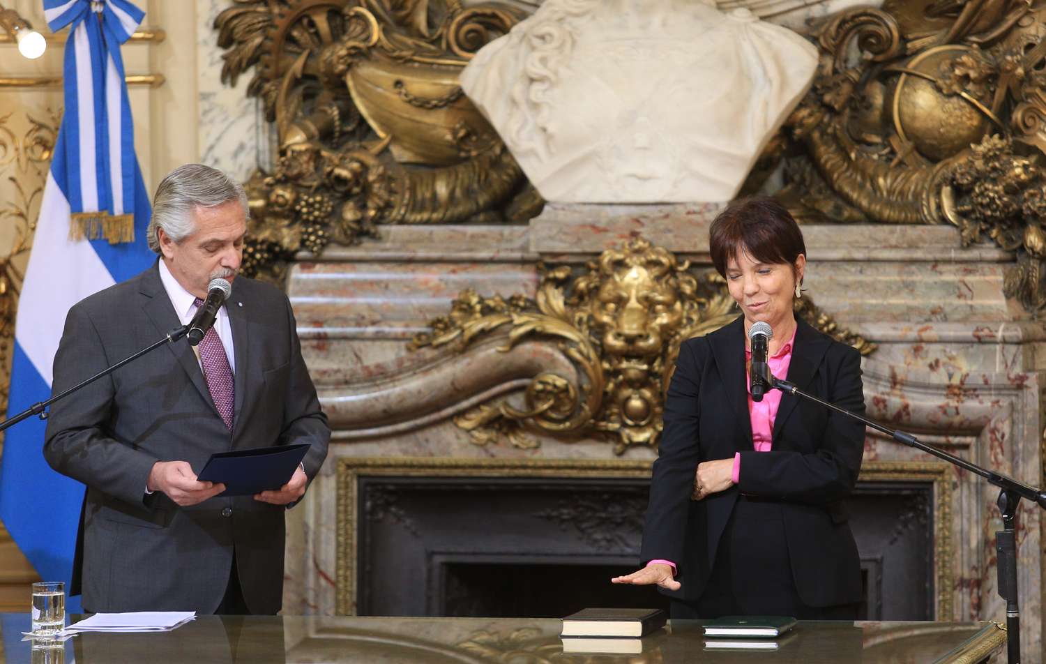 Alberto Fernández le tomó juramento a Mercedes Marcó del Pont.