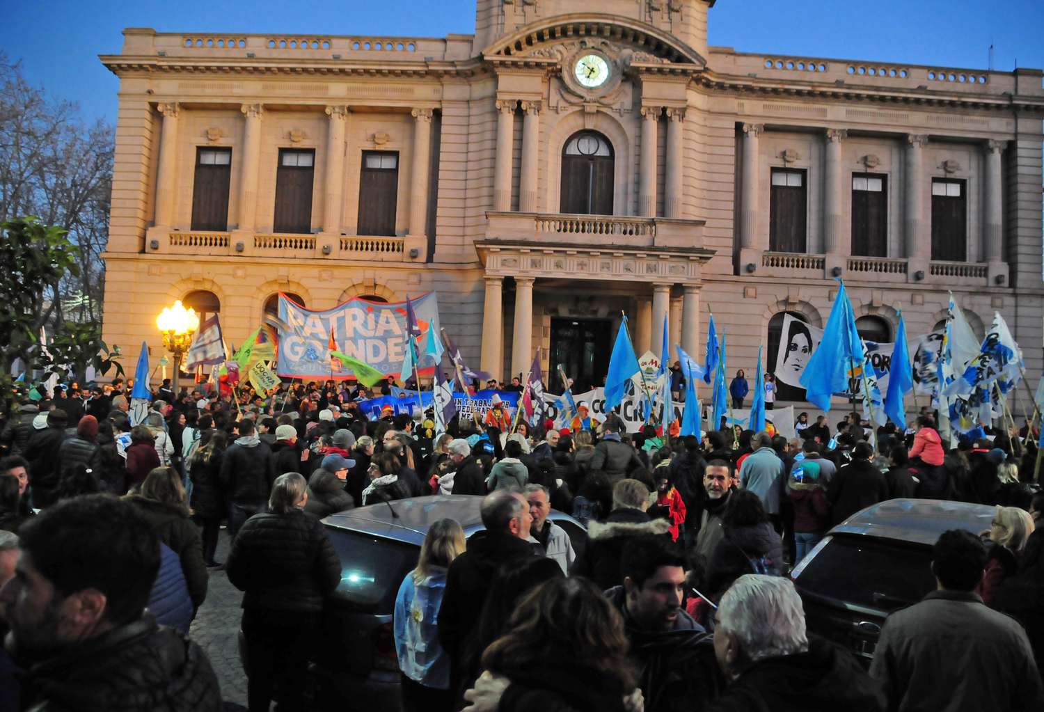 En una masiva marcha, los peronistas salieron a la calle para respaldar a Cristina Kirchner
