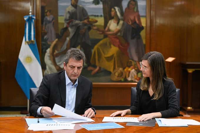 El Ministro de Economía, Sergio Massa y la titular de Anses, Fernanda Raverta, en el anuncio de esta tarde.