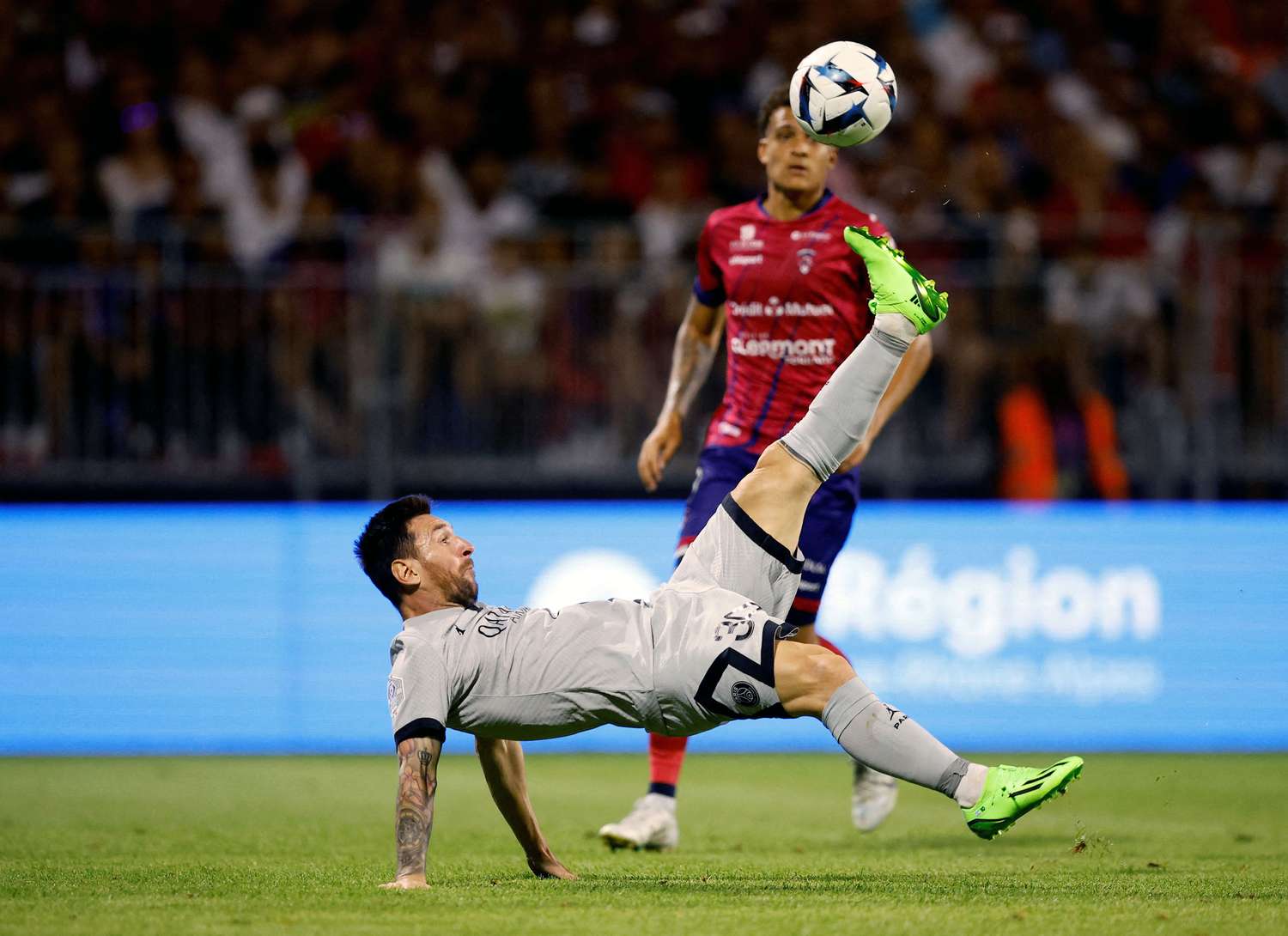 Chilena de Messi para el 5-0.