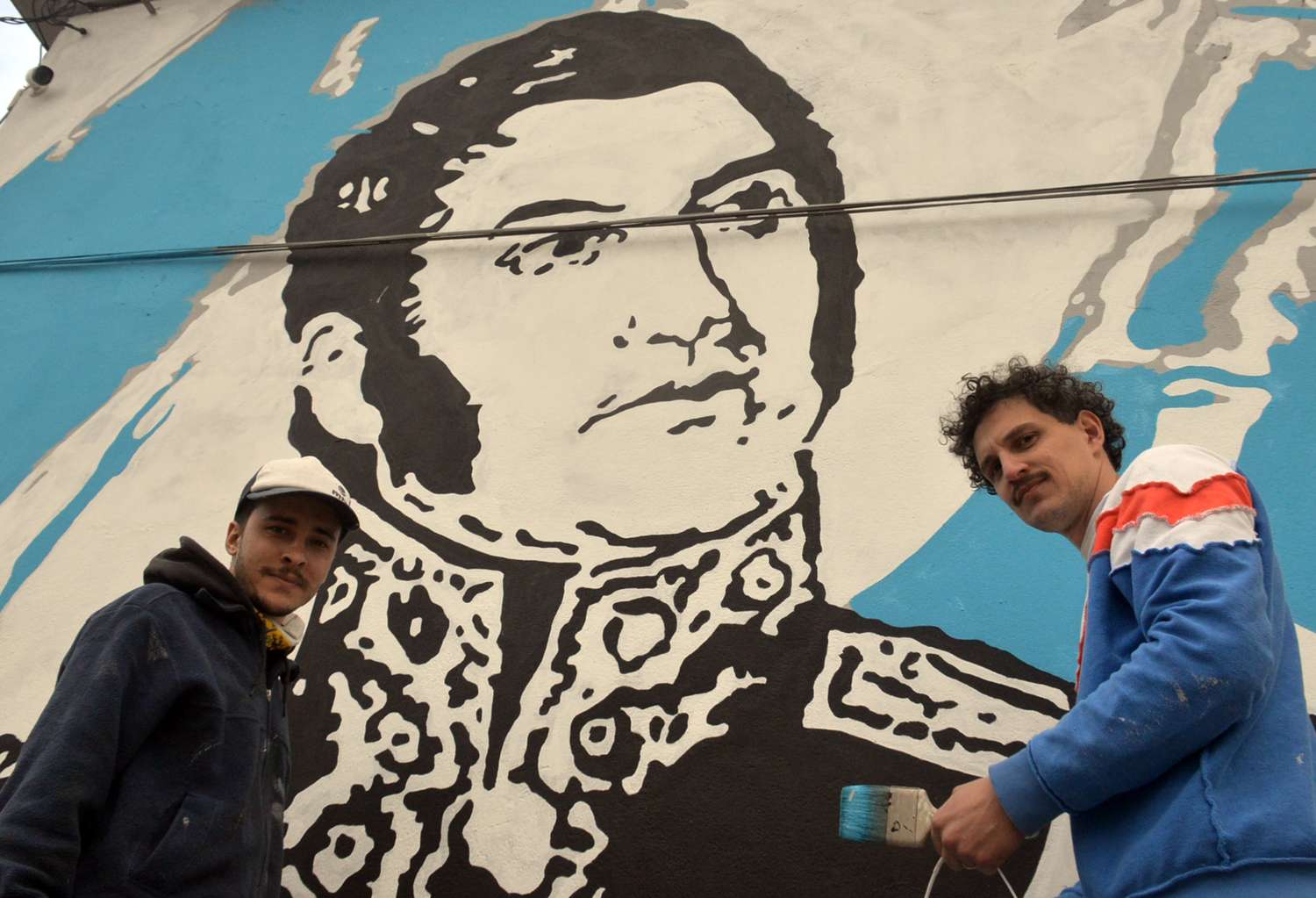 Federico Pose y Augusto Rossanigo, los artistas tandilenses que llevaron adelante el mural en las paredes del Estadio Municipal.