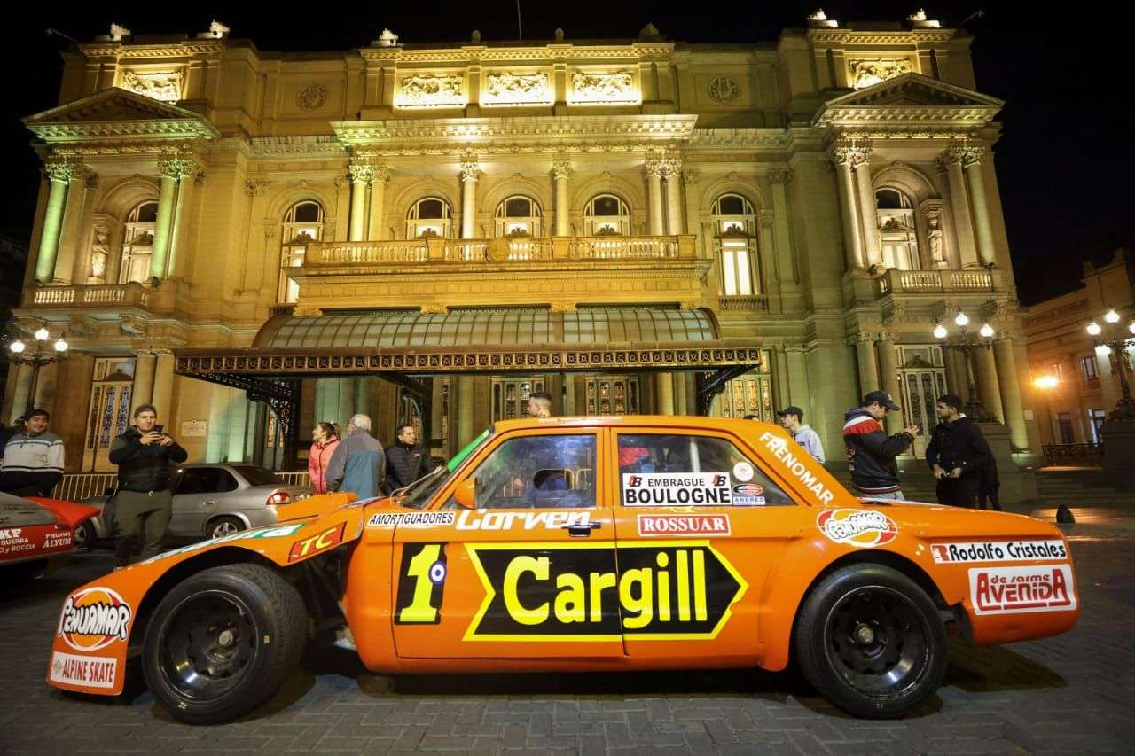 Para Celebrar los 85 años del Turismo Carretera, 12 autos de carrera recorrieron la Av. 9 de Julio y hoy tendrán su gala en el Teatro Colón