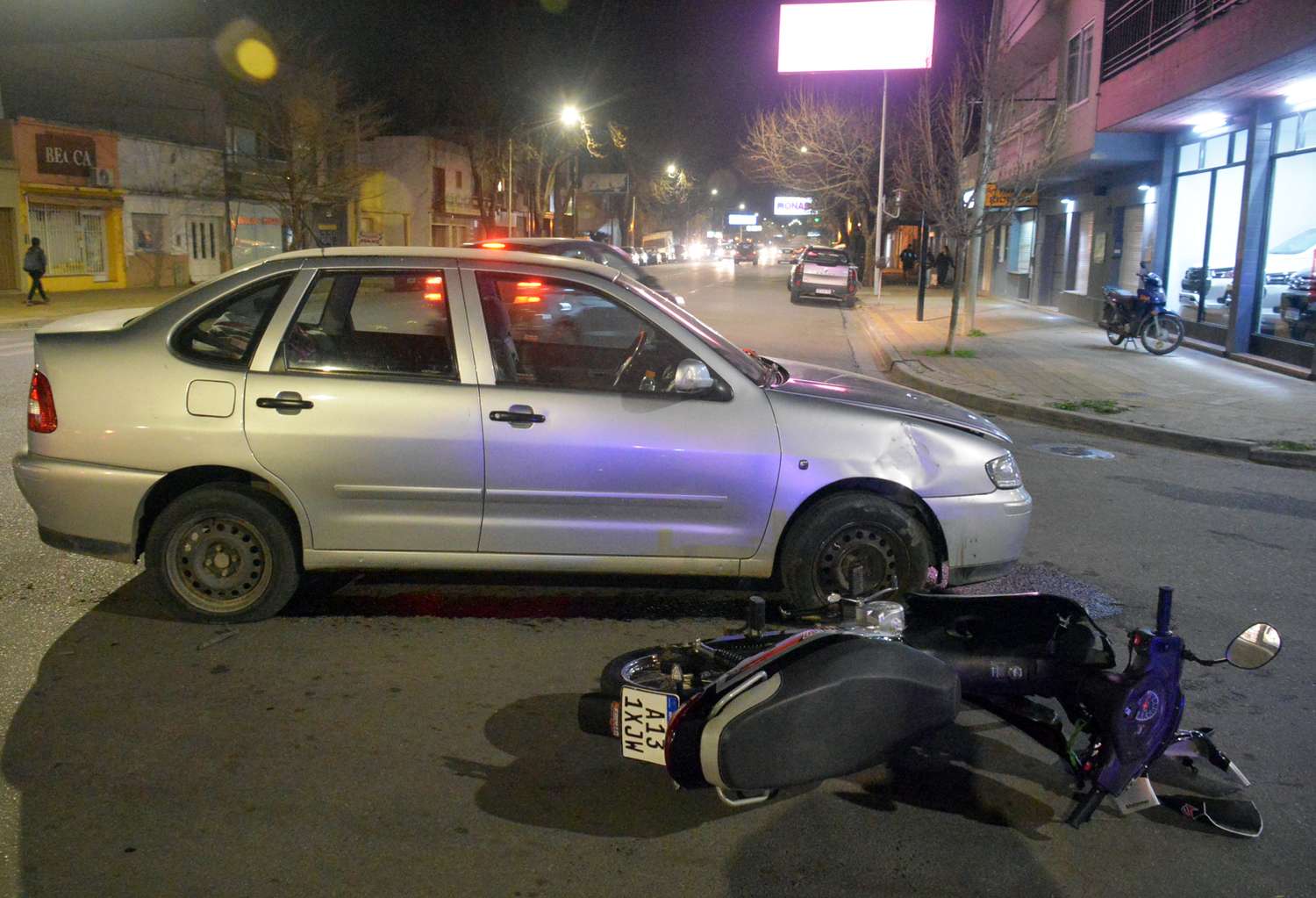 Una mujer embarazada sufrió un hematoma abdominal tras el impacto con su moto frente a un auto en Perón y Montevideo.