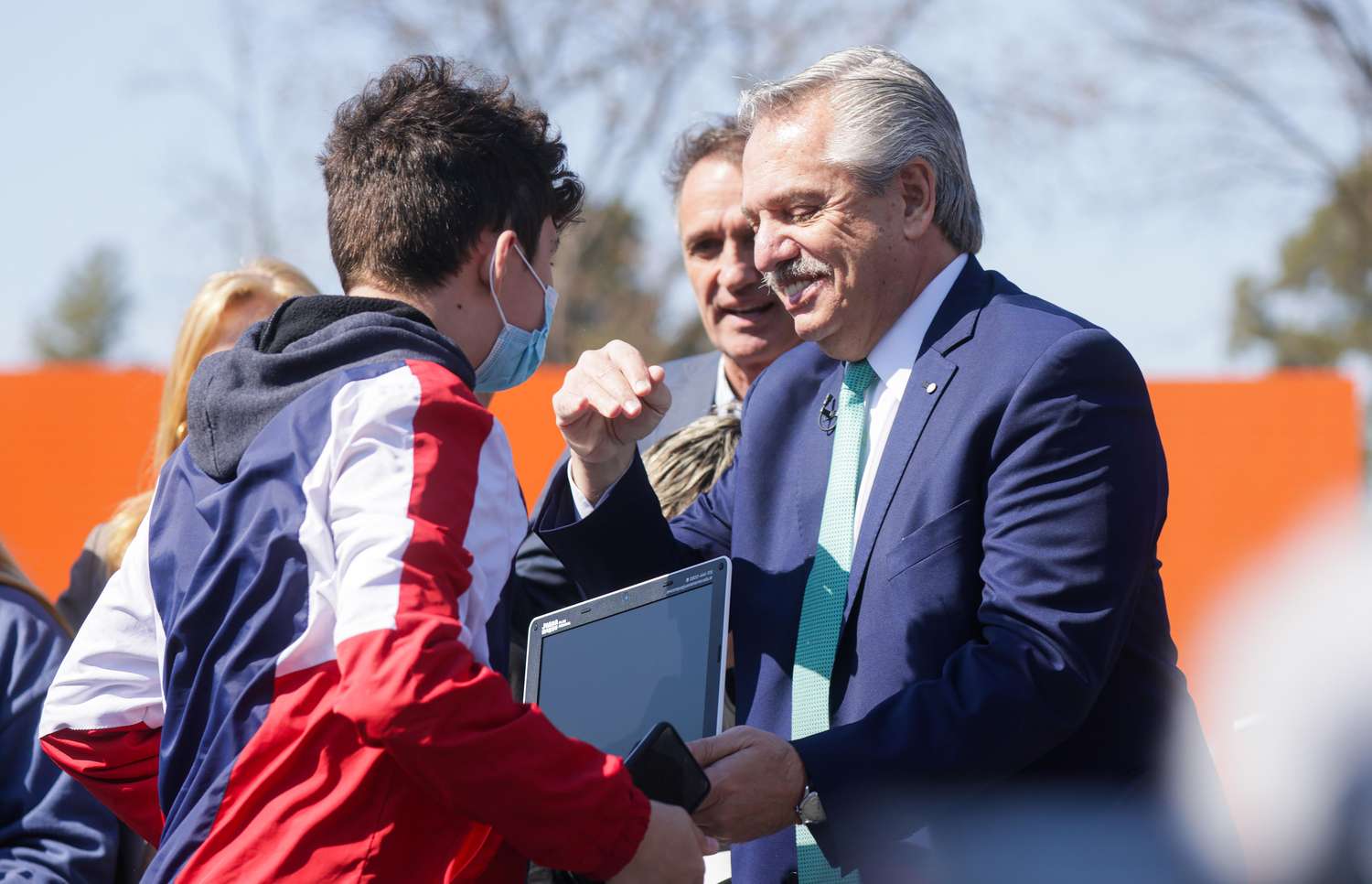 El Presidente entregó notebook en San Martín.
