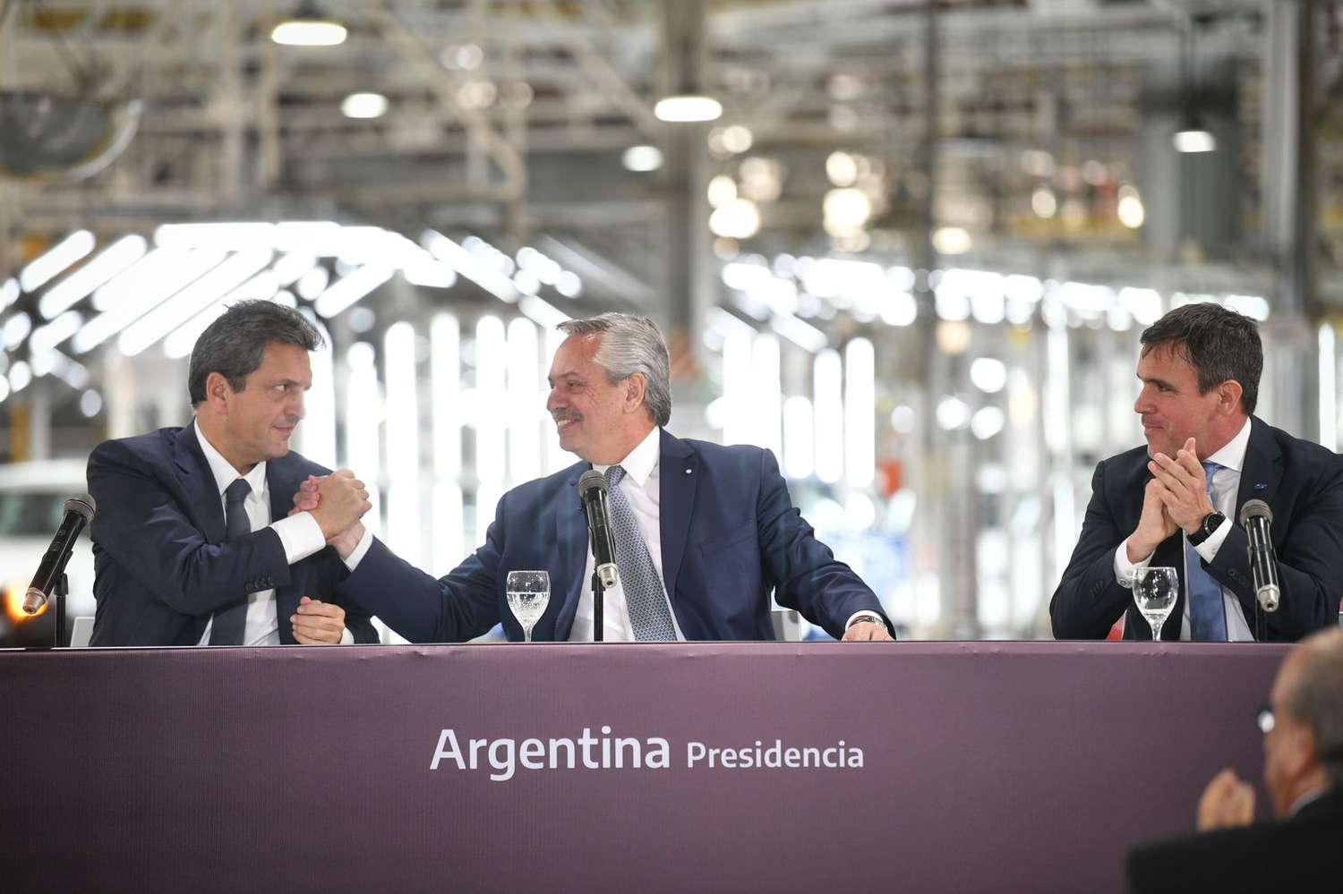 El presidente y el ministro de Economía, Sergio Massa, en el acto de promulgación de la Ley de Promoción de la Industria Automotriz, planta Ford, Pacheco.
