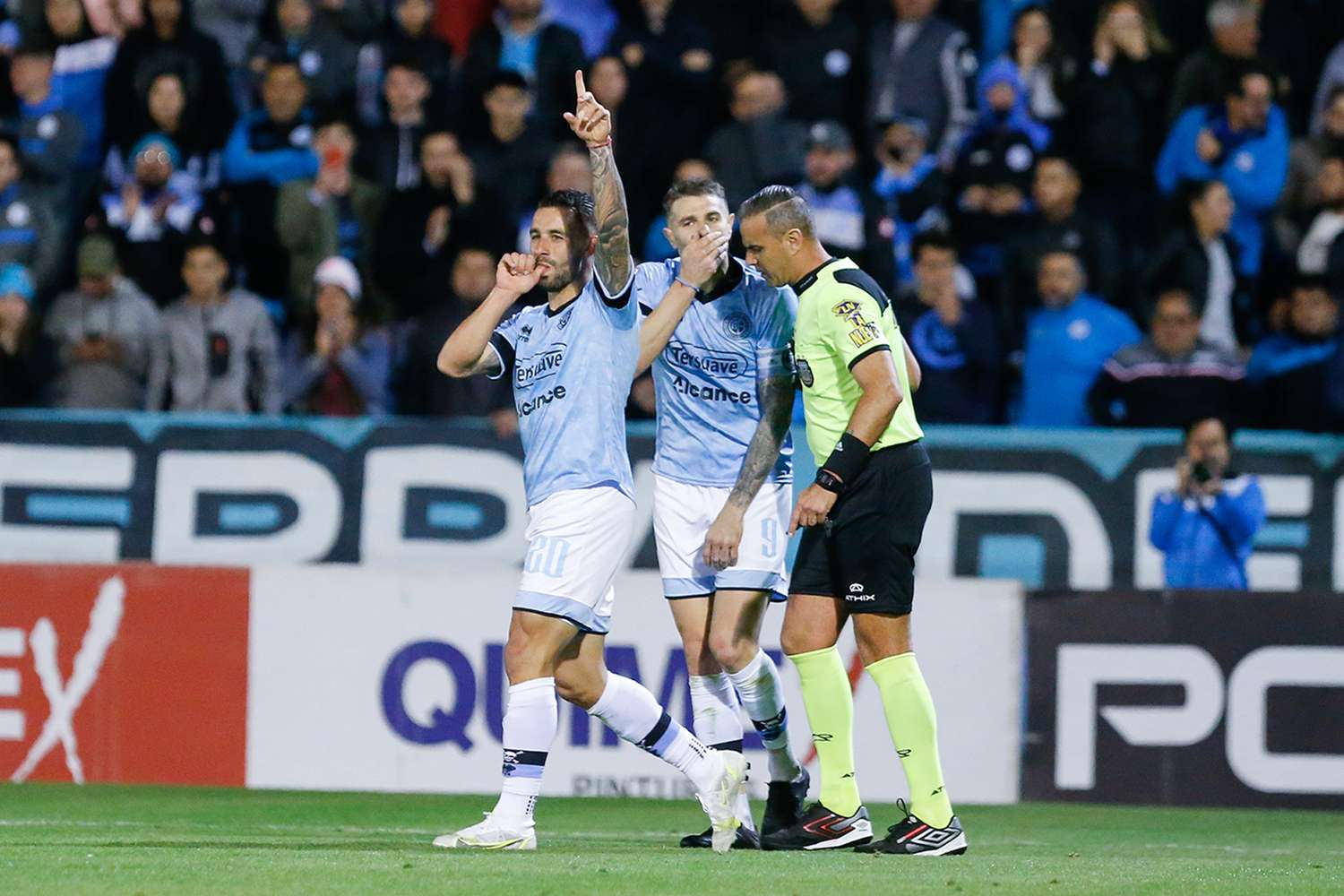 Hesar festeja su gol, con Vegetti cerca. Belgrano le ganó a Tristán Suárez y se acerca al ascenso.