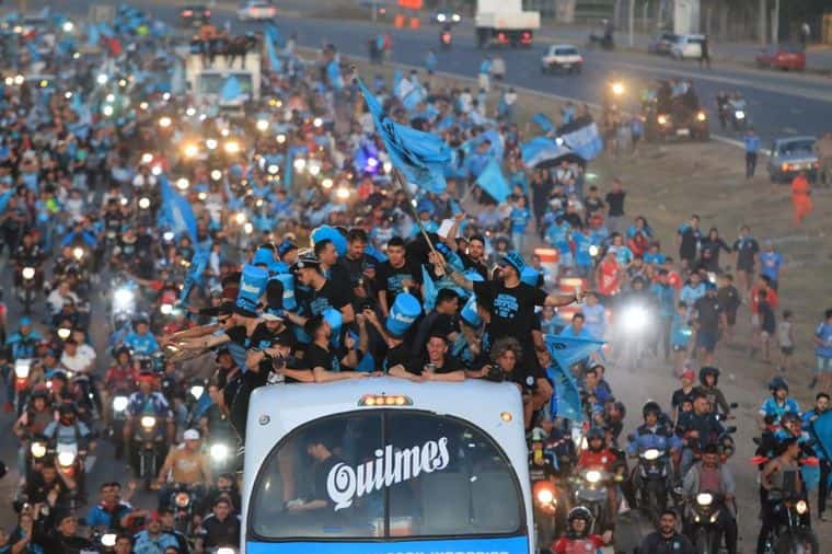 FOTO CADENA 3 Parte del festejo de Belgrano.