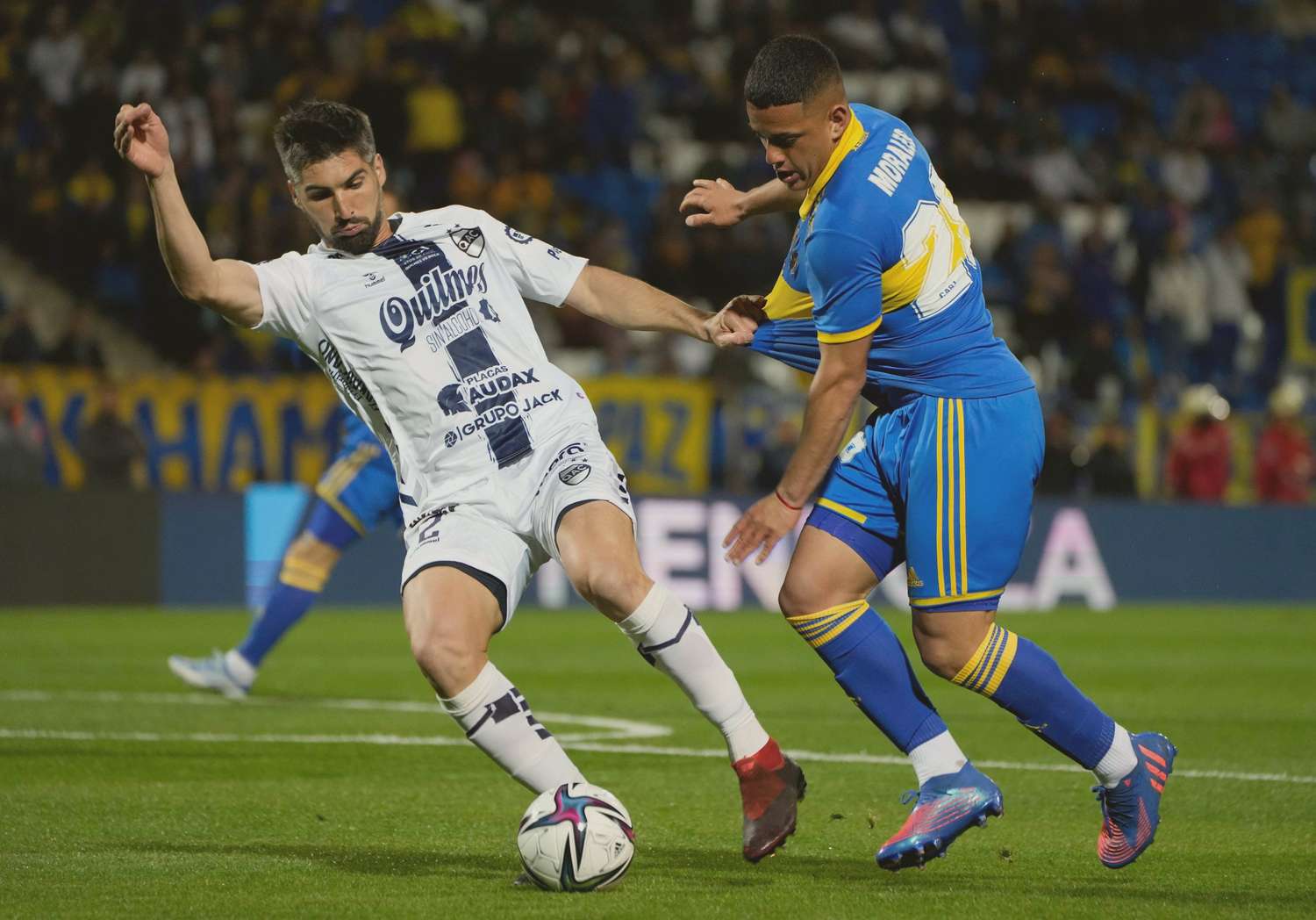 Boca sacó adelante un duro partido en Mendoza.