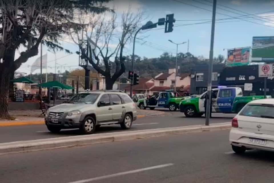 Una joven de 16 años sufrió una fractura de pelvis al ser atropellada en Avellaneda y Azcuenaga