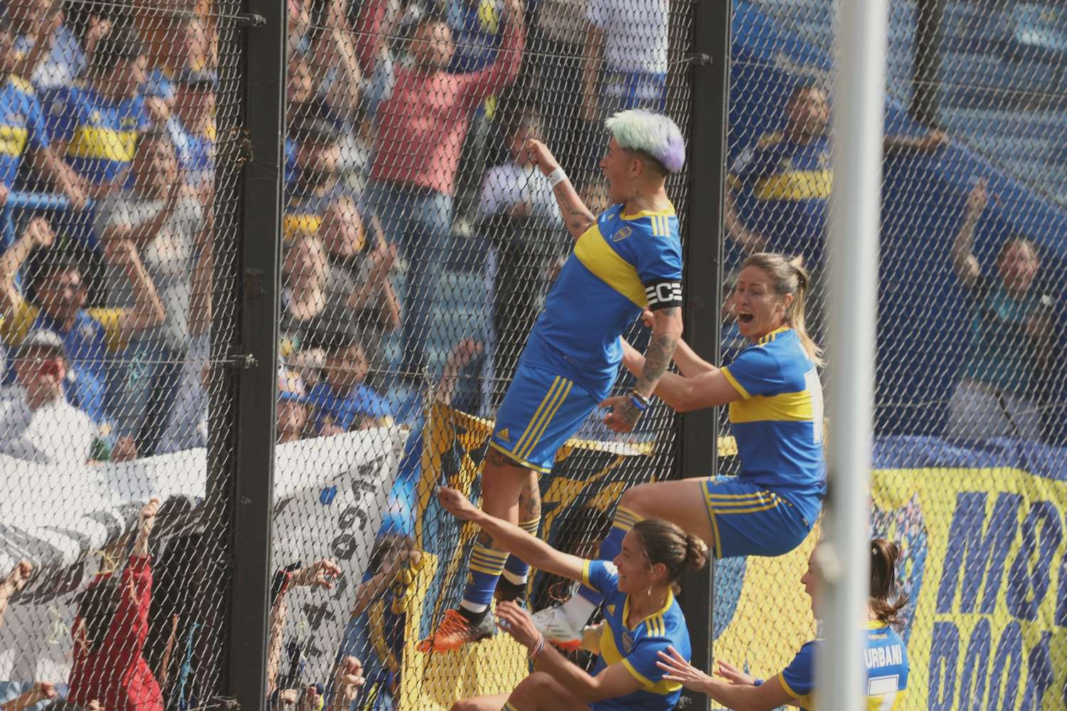 Yamila Rodríguez festeja el primer gol, con la tandilense Huber a su derecha.