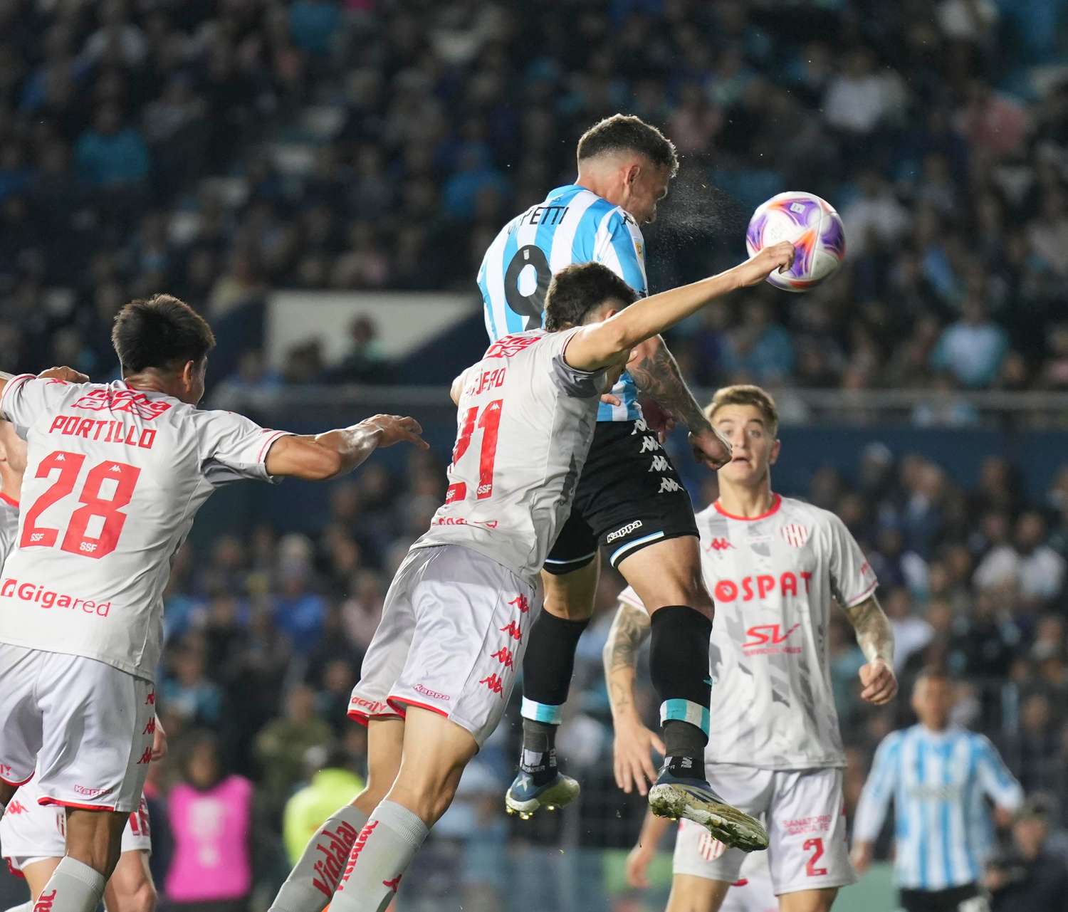 Copetti le gana a Agüero para empatar el partido.