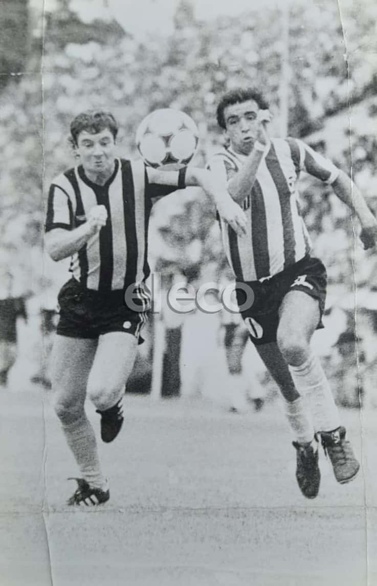Gauna, cuerpo a cuerpo con José Daniel “Bocha” Ponce, cuando Santamarina perdió con Estudiantes, en La Plata. Fue en el Nacional ’85.