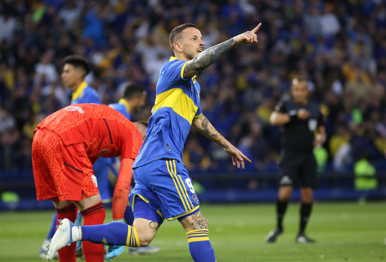 Benedetto festeja el gol que definió el partido.