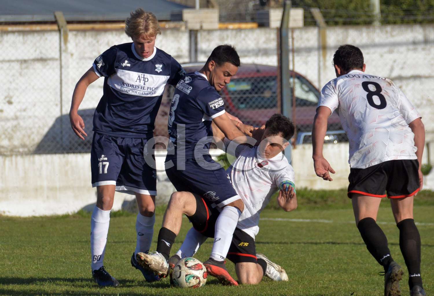 Rojas, Funes, Ledesma y Palacios; con la pelota como objetivo.