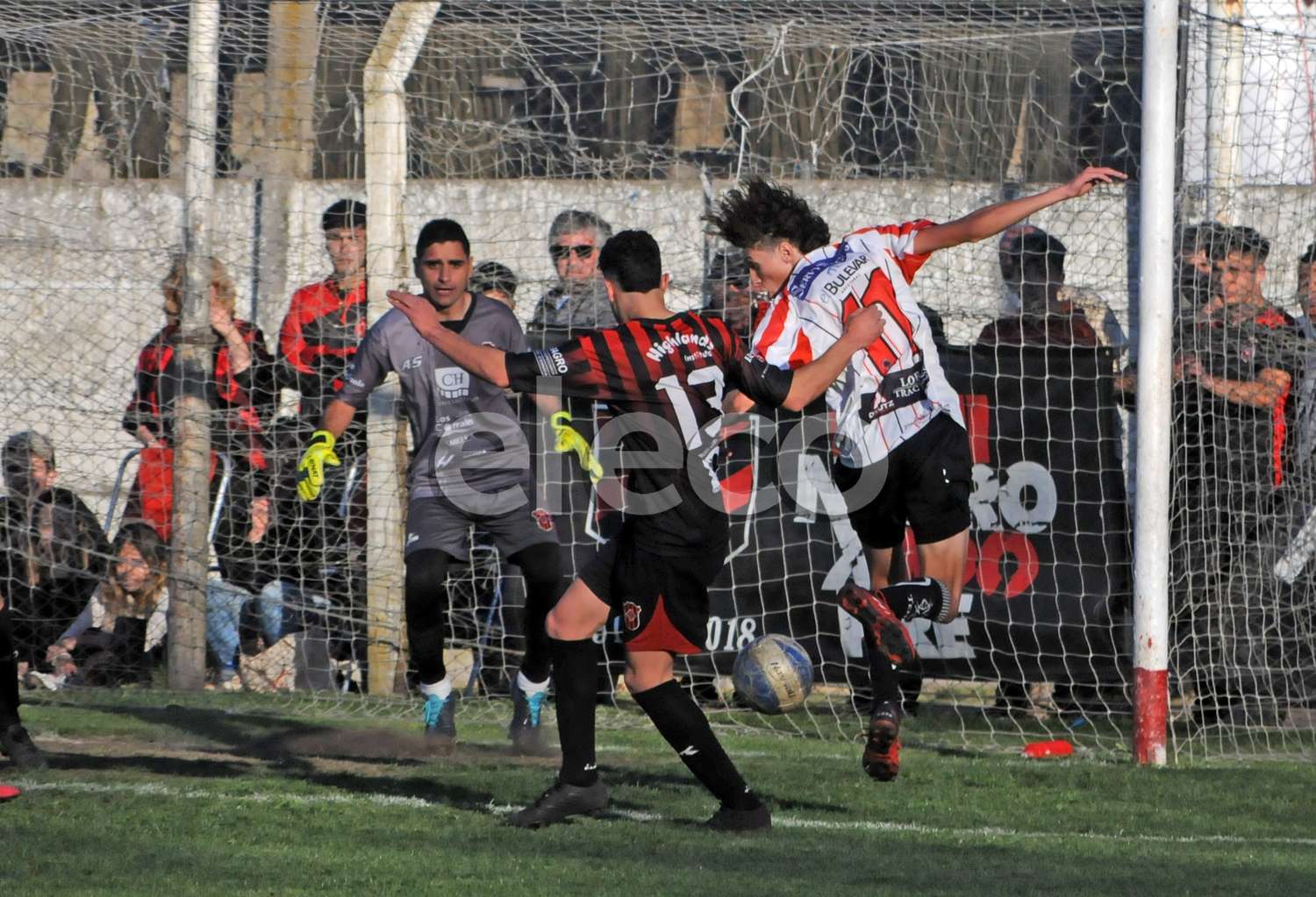 Gourriet, cerca del gol entre González y Díaz, en Independiente 3-Juarense 2.
