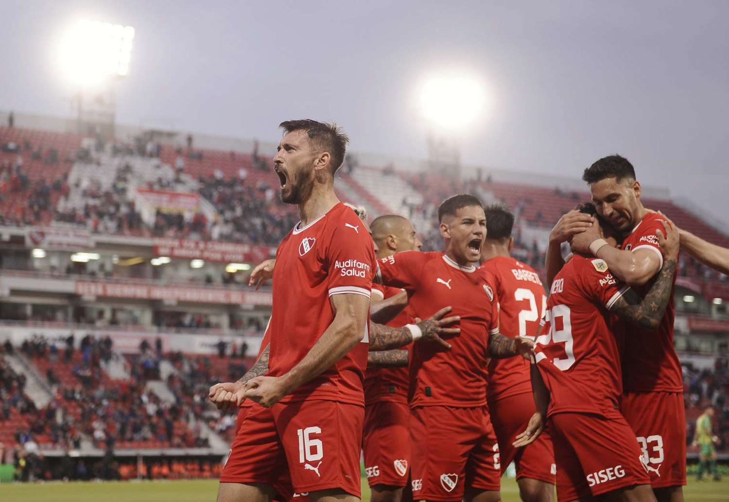 Independiente atenuó su crisis goleando a Aldosivi