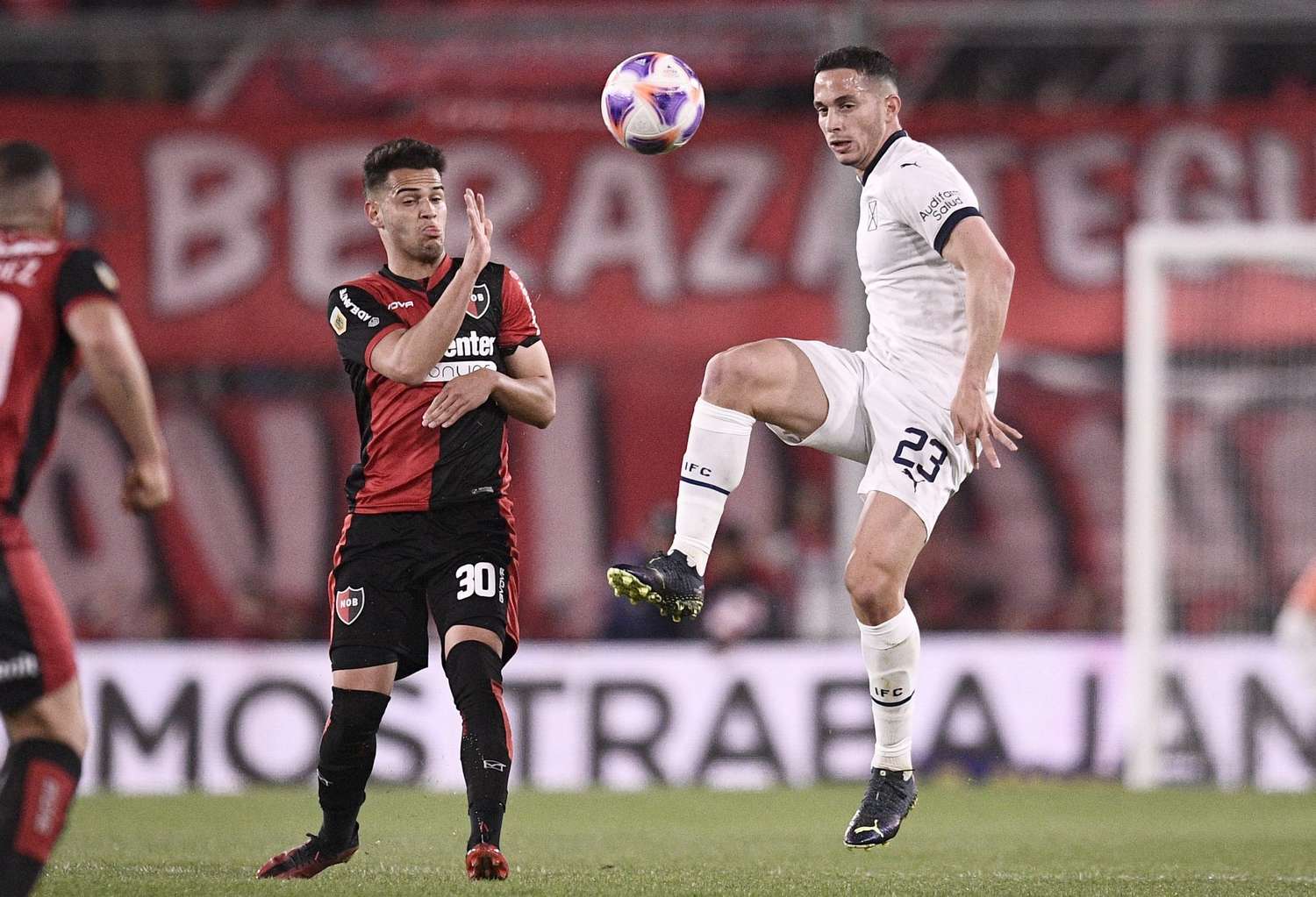 Ferreira y Marcone, en la disputa por la pelota.