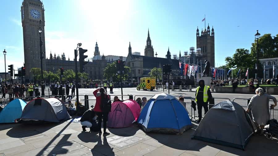Una larga cola de 14 horas se formó en las afueras del Parlamento británico.