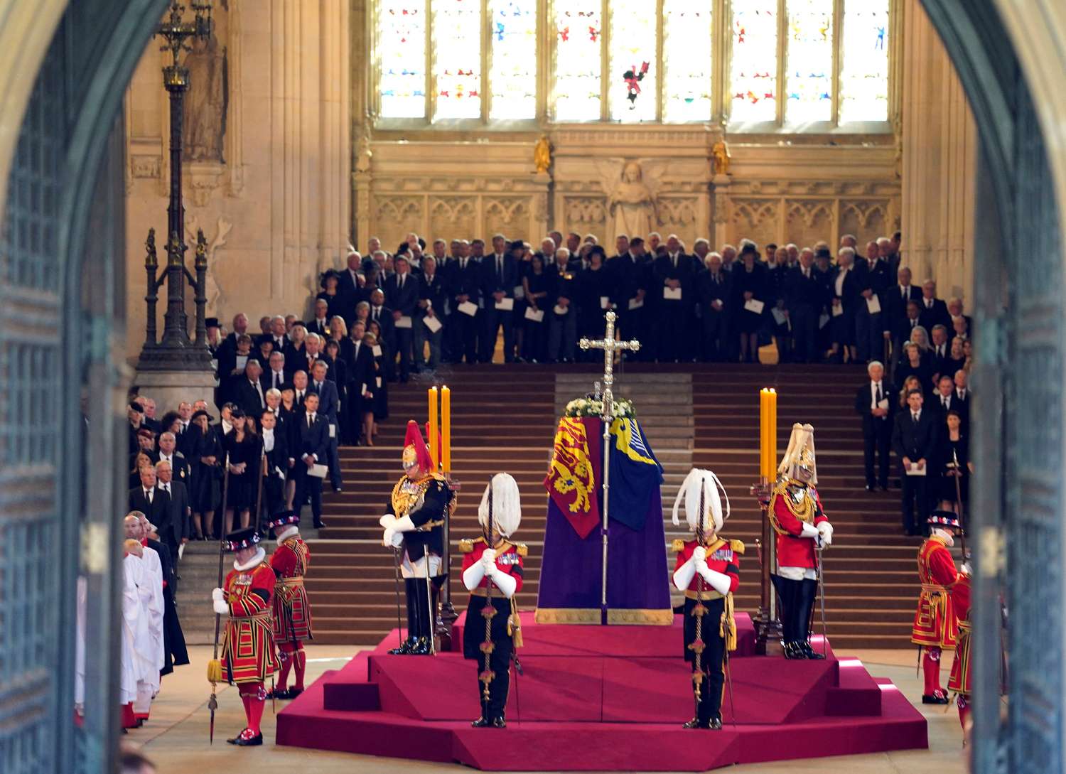 El ataúd de la reina Isabel II, envuelto en el estandarte real con la corona del estado imperial colocada encima, descansa sobre el catafalco en Westminster Hall.