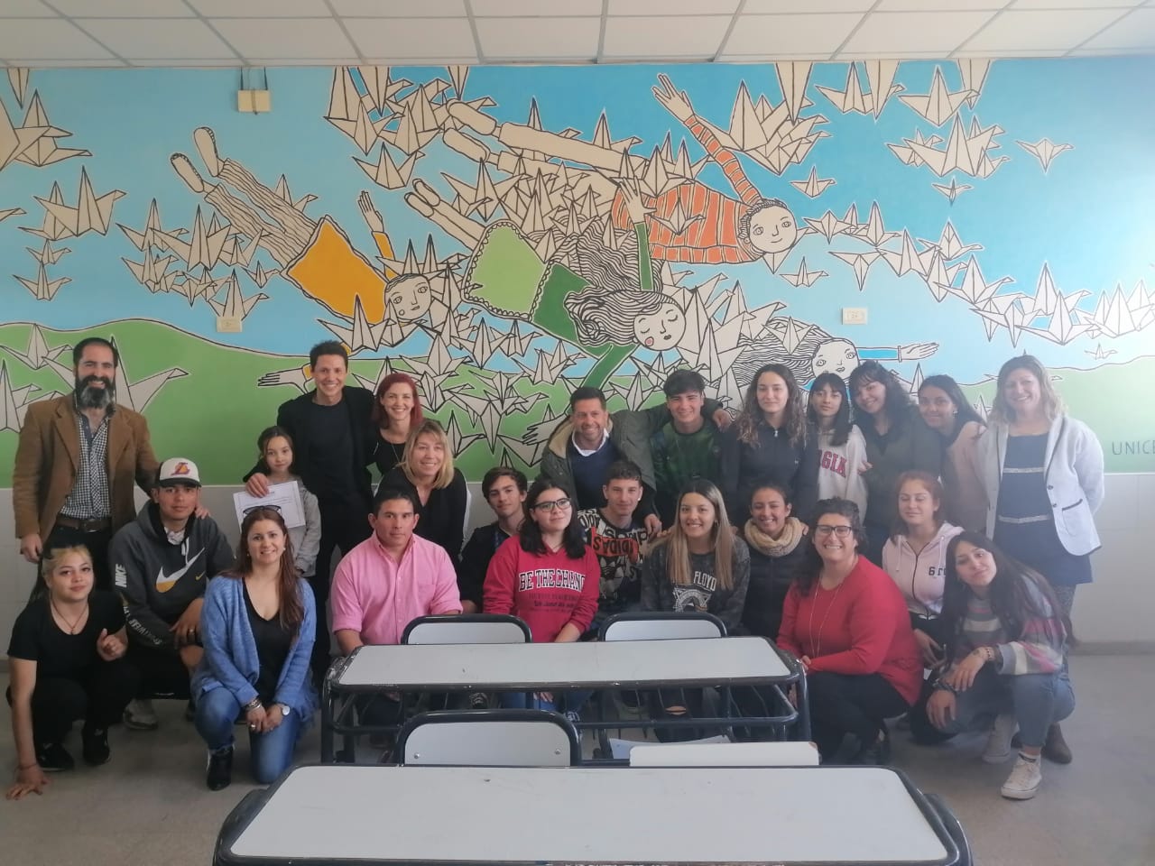 Inauguraron un mural de la Unicen en la escuela de Arco Iris
