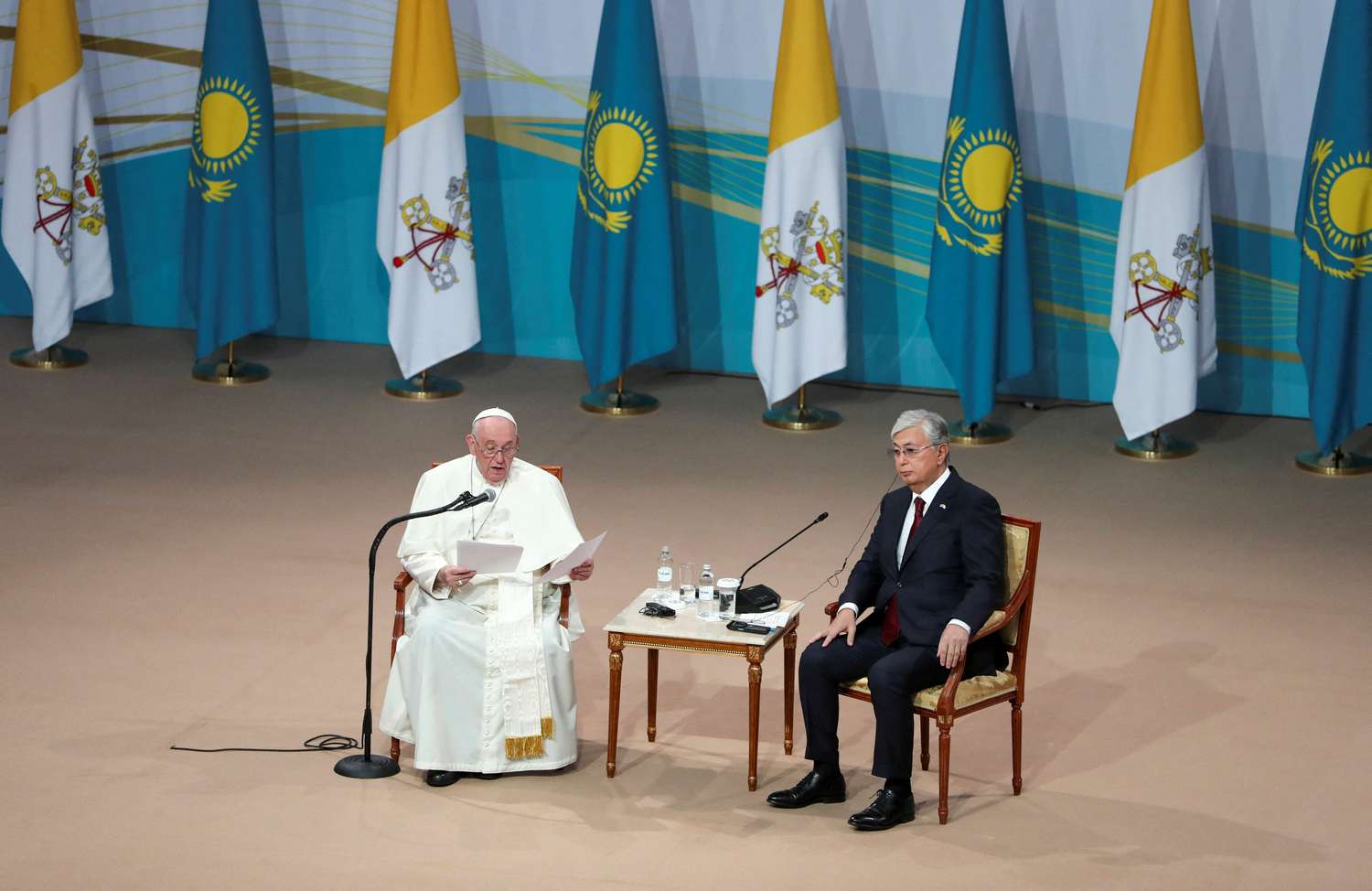 El papa Francisco se reunió con el presidente kazajo, Kassym-Jomart Tokayev.