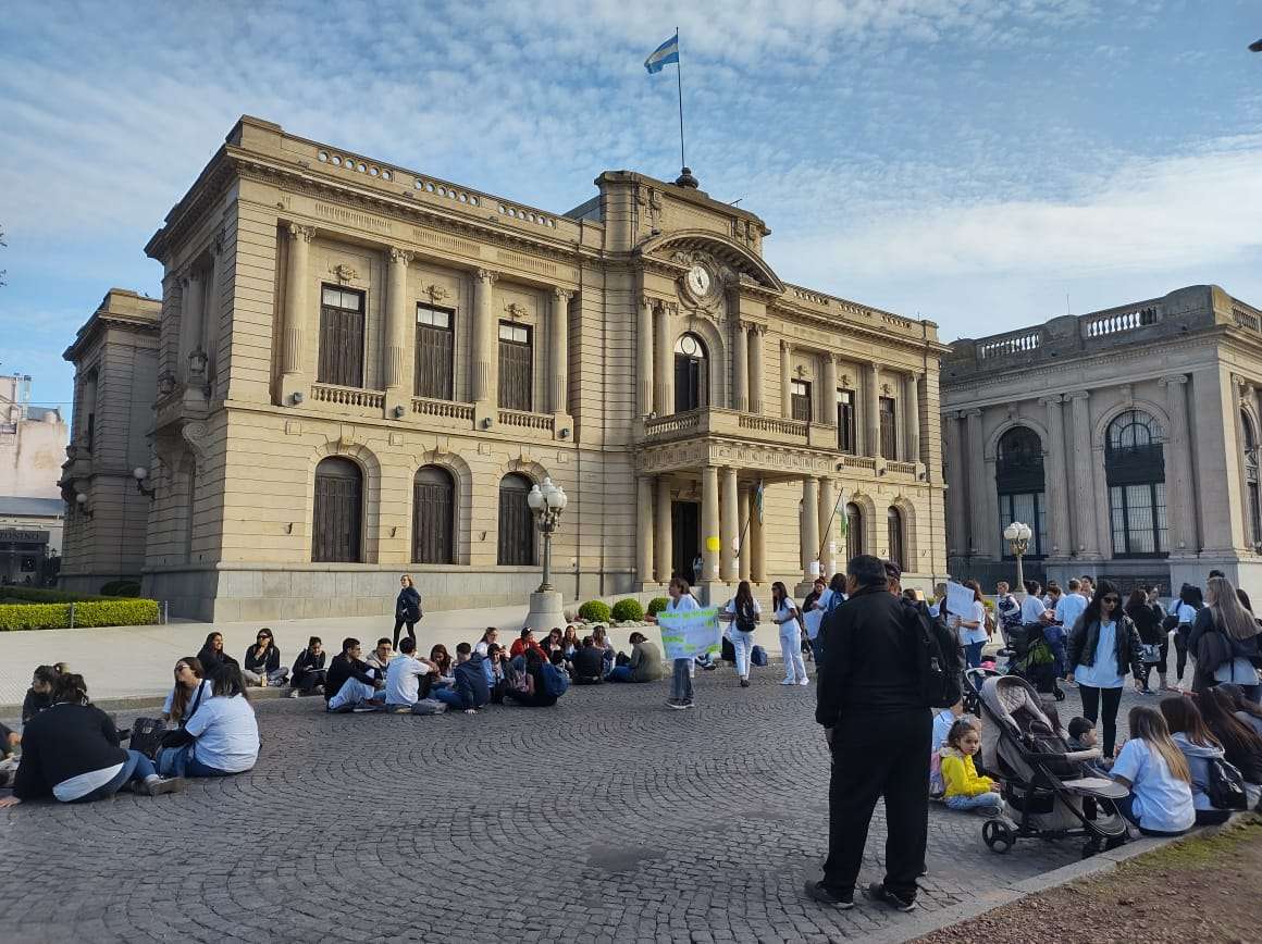 Integrantes de la comunidad educativa del Instituto 75 realizaron una sentada con corte de calle frente al Municipio