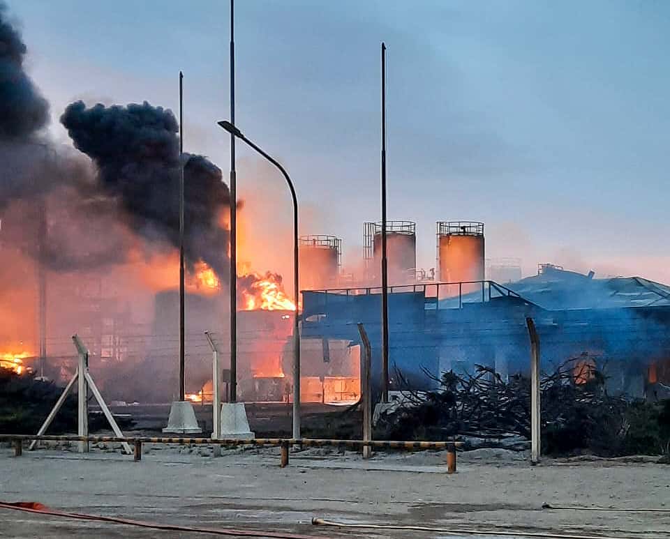 El incendio en la refinería se extendió varias horas.