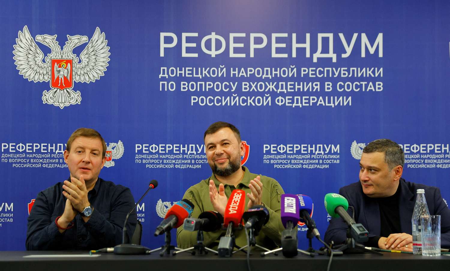 El jefe de la autoproclamada República Popular de Donetsk, Denis Pushilin; el presidente del Comité de la Duma Estatal de Rusia, Aleksandr Khinshtein; y el secretario del Consejo General del Partido Rusia Unida, Andrey Turchak, durante una rueda de prensa