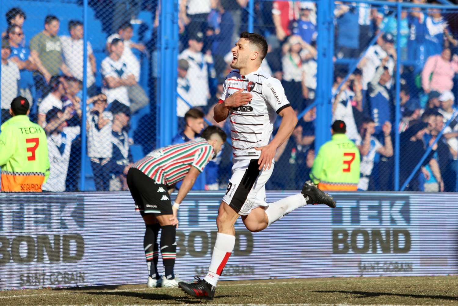 Juan Manuel García festeja el único gol de la tarde en Liniers.