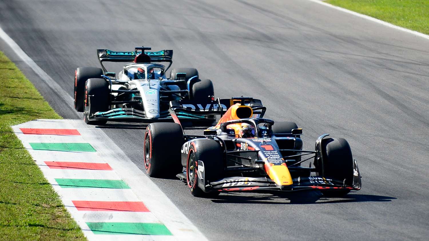 Verstappen, delante de Russell.