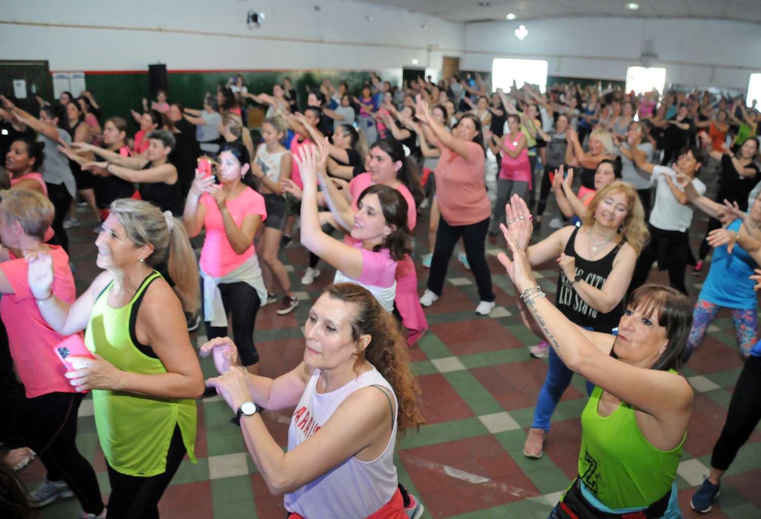 Cientos de mujeres dijeron presente en el Unión y Progreso para celebrar y bailar por Isidro, a poco más de un mes del trasplante.