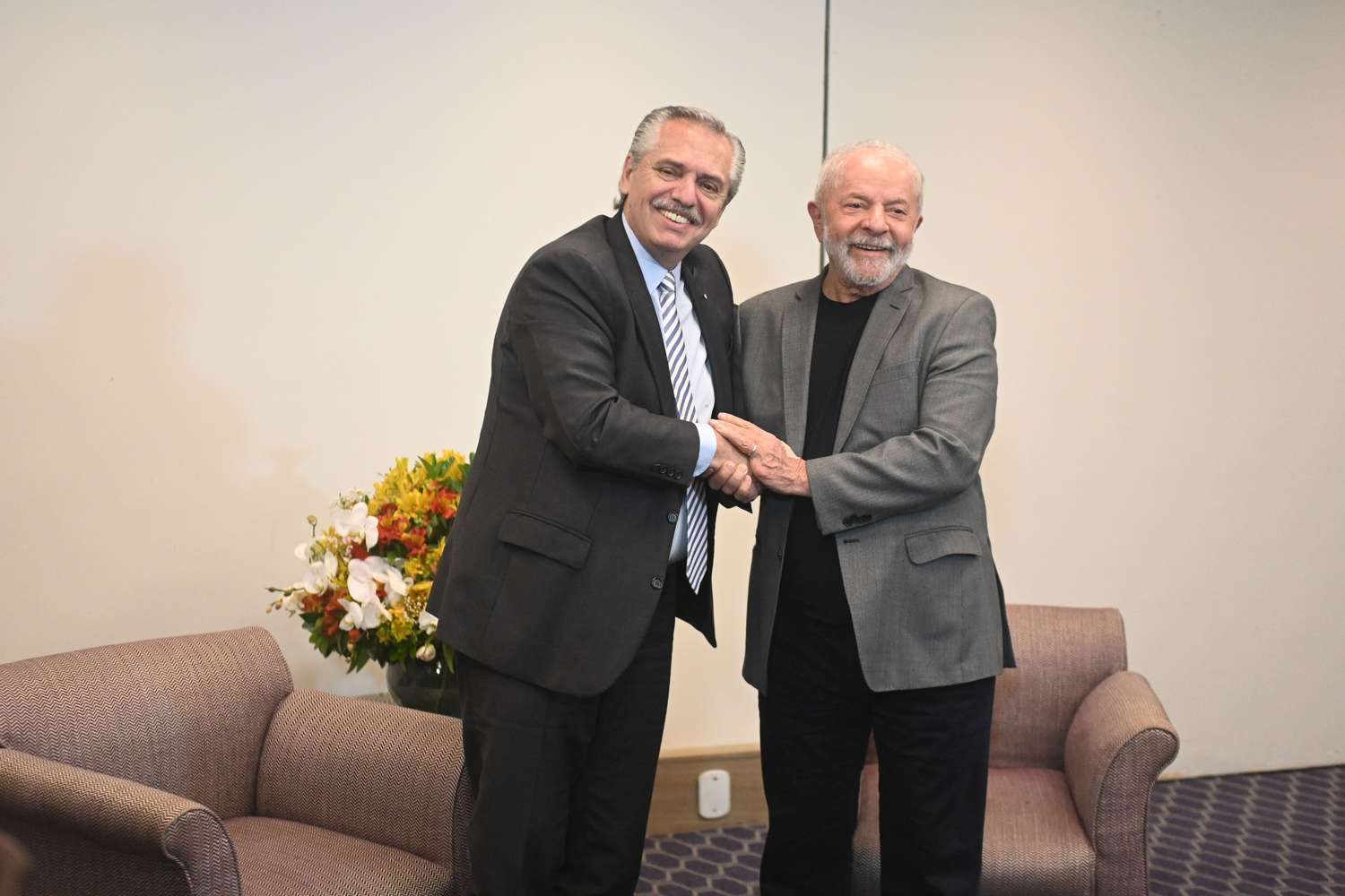 Alberto Fernández, con Lula, en su primera reunión bilateral como mandatario electo de Brasil
