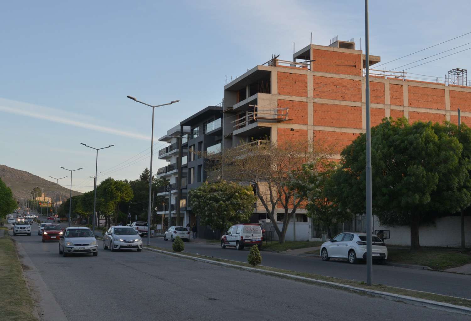 Vecinos de avenida Brasil exigen respuesta a su reclamo por un edificio que estaría excedido en altura