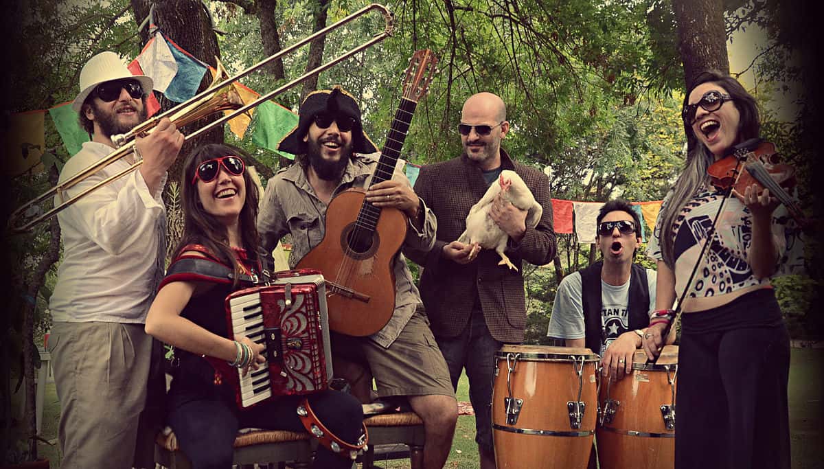 La Fanfarria del Capitán, el grupo argentino que alcanzó renombre internacional a partir de su inclusión en la banda sonora de "La Casa de Papel"